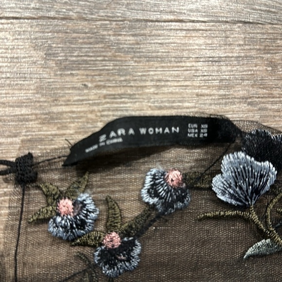 Zara black sheer mesh embroidered flutter sleeve top with keyhole neck size XS - Picture 7 of 10